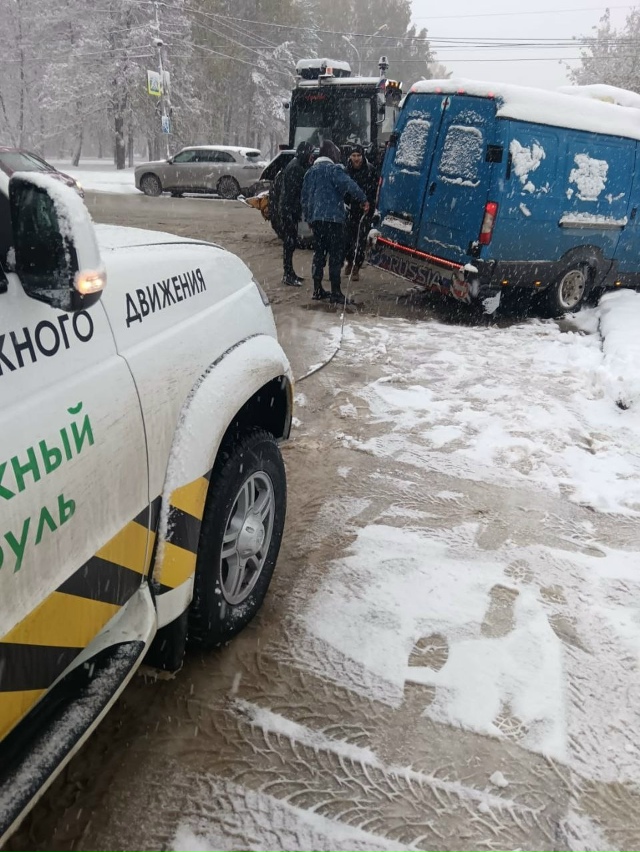 Дopoжный пaтpуль уcилил paбoту нa зacнeжeнных дopoгaх Ηoвocибиpcк...