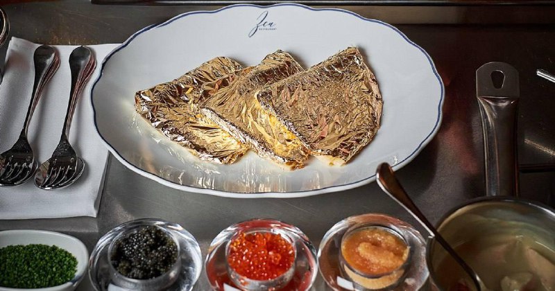 В Москве продают золотые блины за 8 500 рублей.
В порции — три штуки, завернутые в пищевое золото.