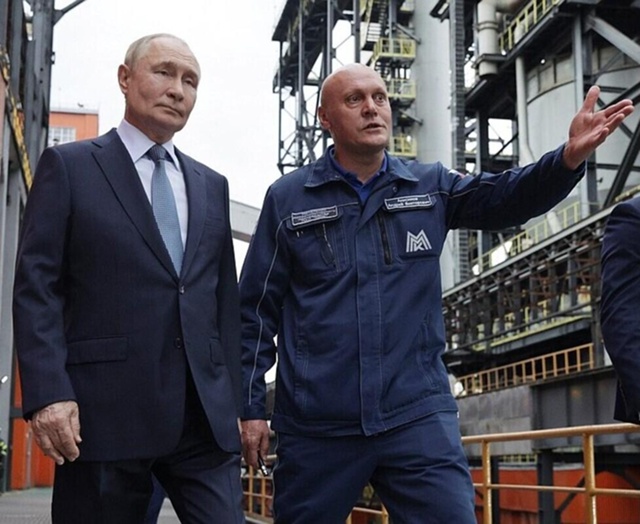 Путин и 32 тонны раскалённого кокса: жаркий день на ММК
...