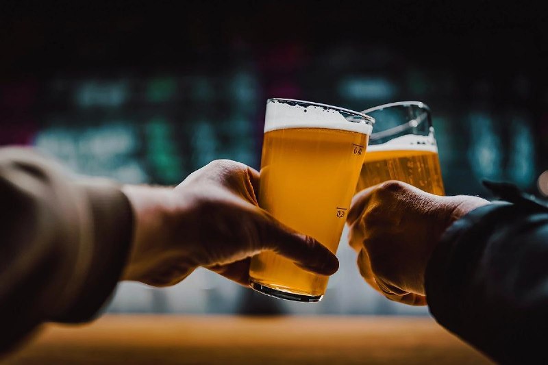 За год пиво в России подорожало на 15%.
Средняя цена уже за литр уже перевалила за 200 рублей. Про