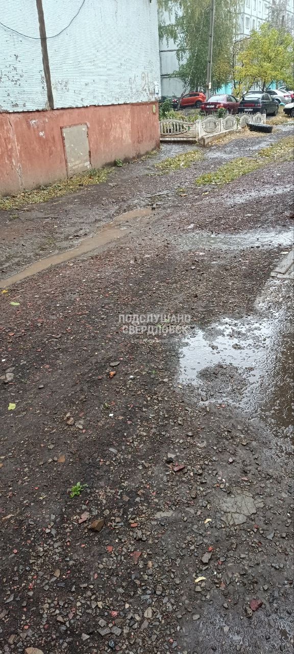 А вы видите тротуар? Нет? А он здесь есть был. Мало того, ...