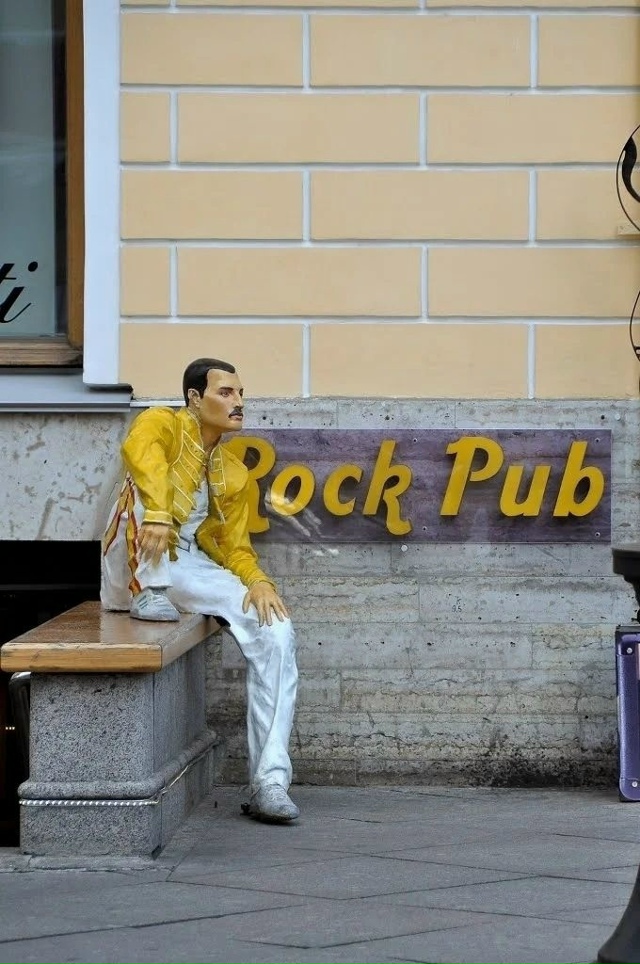 Рок - звезда на Невском🤘🏻
В Санкт-Петербурге открыт ?...