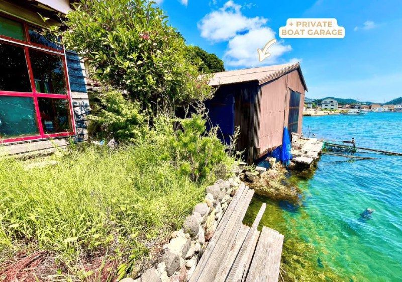 Домик у моря по цене Лады Гранты продаётся в Японии.
За 1 млн рублей покупатель получит двухэтажный