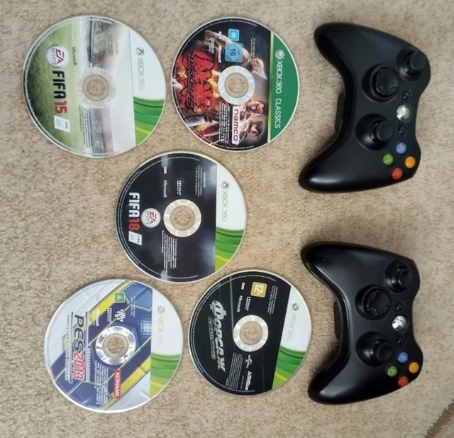 Анон. Продам Xbox 360 с 2 джойстиками и игры: FIFA 18, FIFA 15, FIFA (PES...