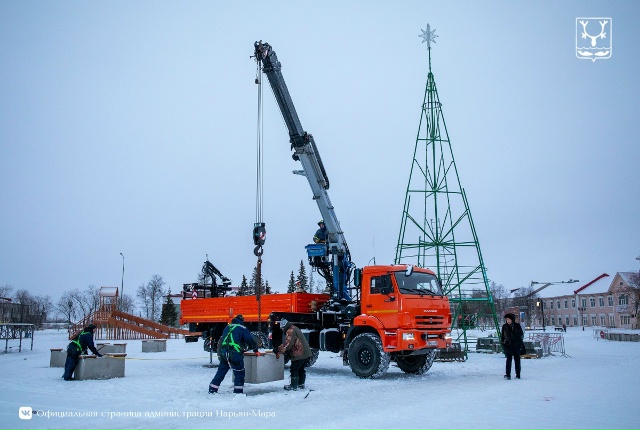 Коммунальщики уже создают новогоднюю атмосферу в горо...