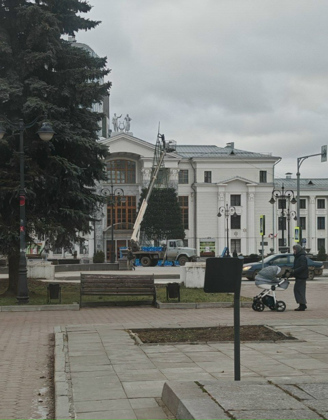 У ДК Солдатова появляется ёлочка
Фото Roman_159