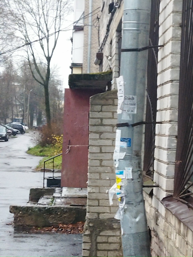 Добрый день, на Молодежной 18, во дворе на козырьке подъ?...