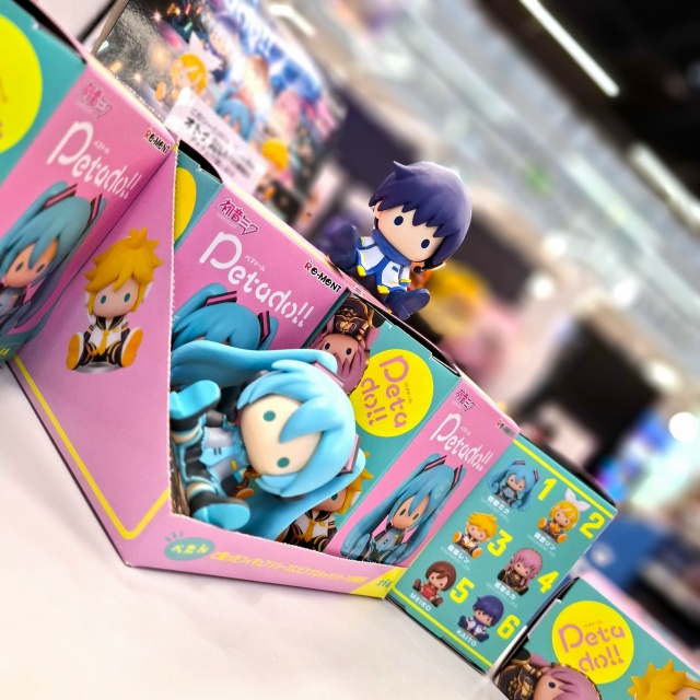 Можно ли стать поп-звездой, если ты не существуешь? 🎤✨...