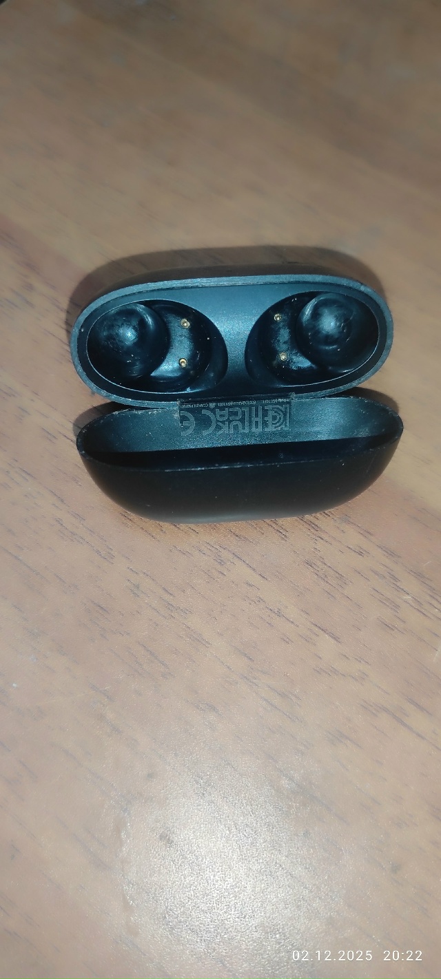 Найден кейс от наушников на мызе ,чей? .Анон.