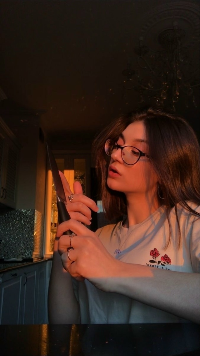 Девушка с ножом в подъезде — поймала парня на измене
В...