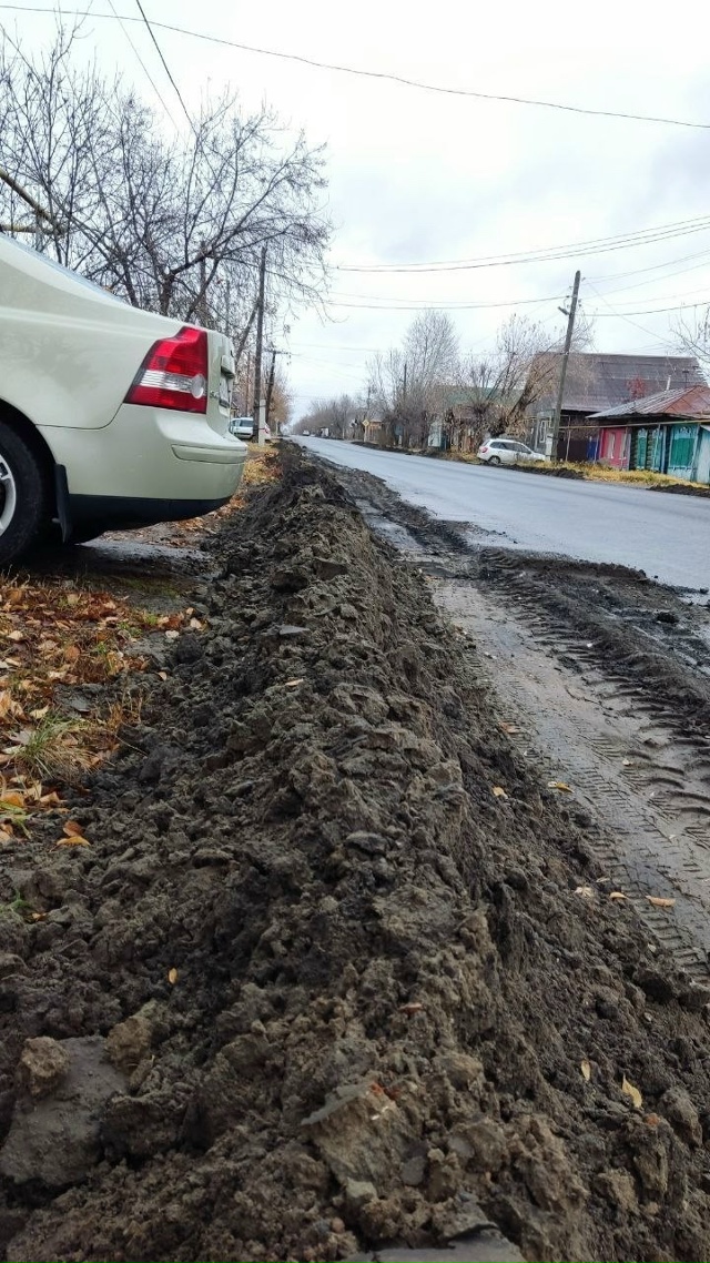 На Ленина дорожники беспредел устроили. Нагребли вал. ?...