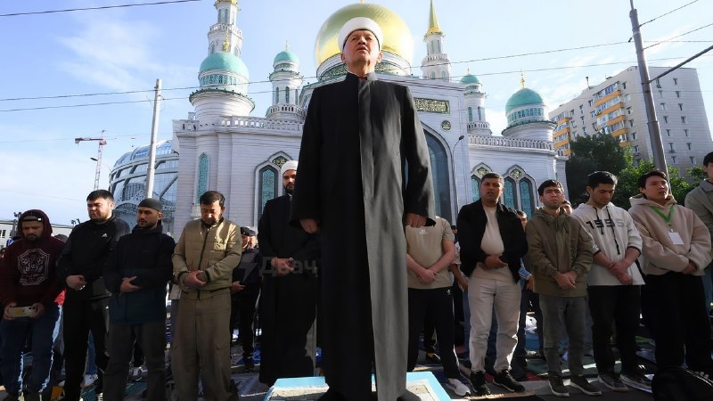 Сотни тысяч мусульман собрались у Московской соборной мечети на массовую молитву в честь праздника К