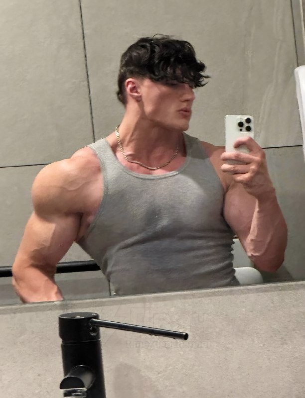 Американский стример, который прославился за счёт внешности и считался «одним из главных гигачадов»,