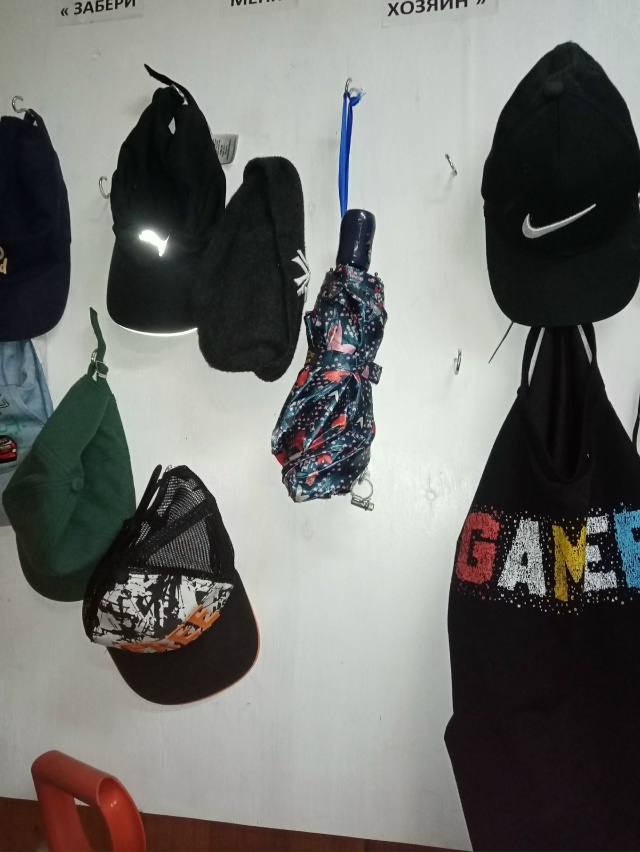 Оставлены вещи на стадионе, спрашивать у сторожа.
[id33834...