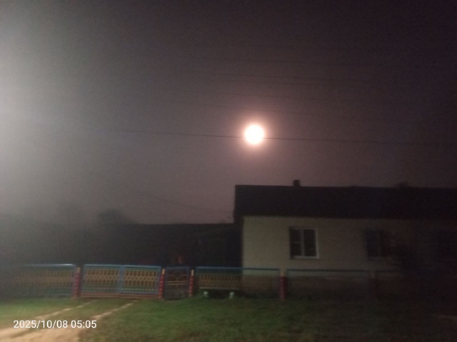 Ночная Асташиха.
Ночь. Туман. Фонарь. Деревня.
Одинока?...