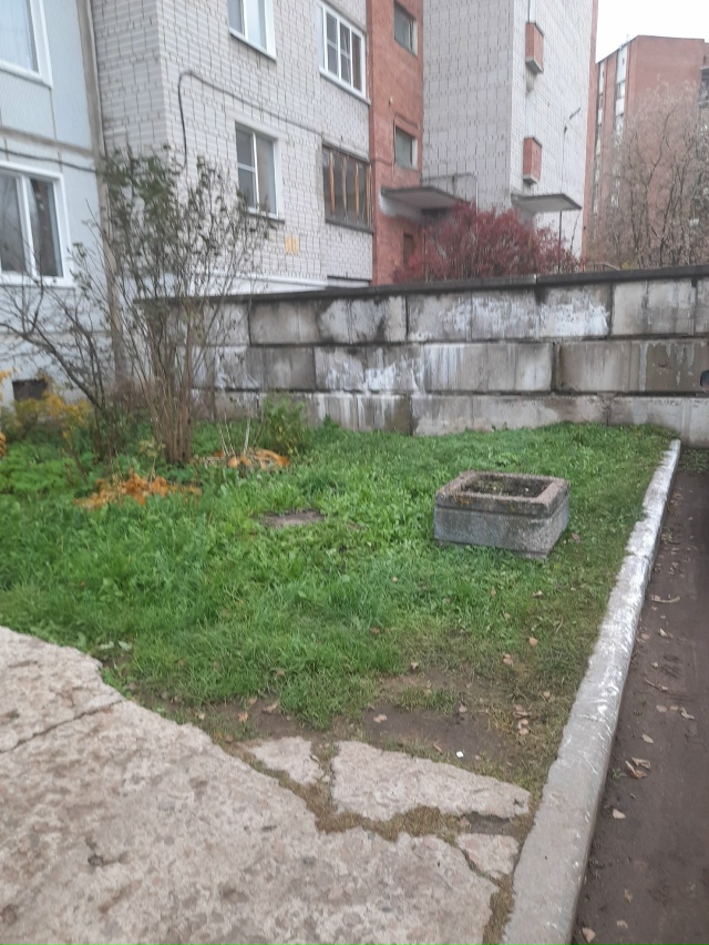 Не знаю какой ИДИОТ это сделал и кому опять урна помеша...