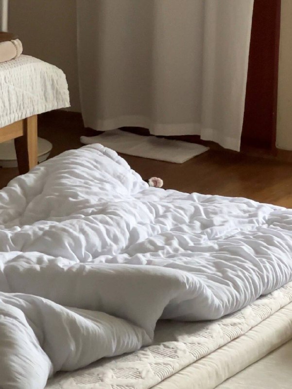 Ето я с утра проверяю холодно ли в комнате и прихожу к выводу, чьто лучше не покидать одеялко