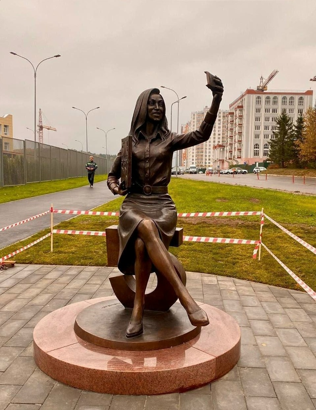 Памятник учительнице с выпирающими сосками возмутил ж...