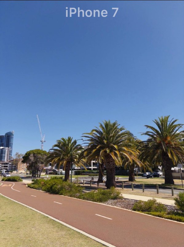 📸 Какая лучше: в сети сравнили снимки с камер iPhone 7 и iPhone 17.
На первый взгляд разница не рад