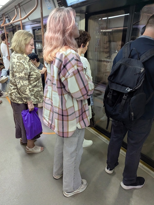 Анон
Понравилась девушка, но видел, что разговаривала ...