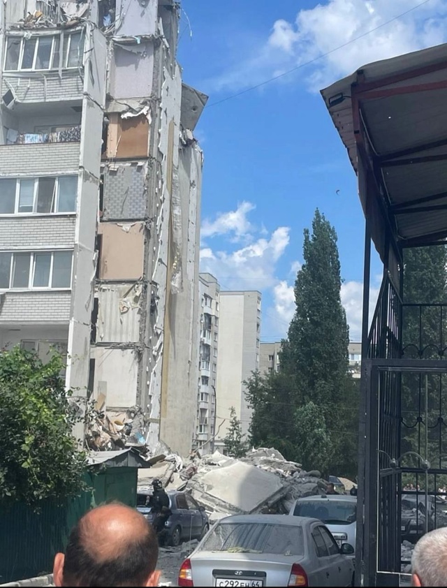 Взрыв произошел в подъезде жилого десятиэтажного дома...