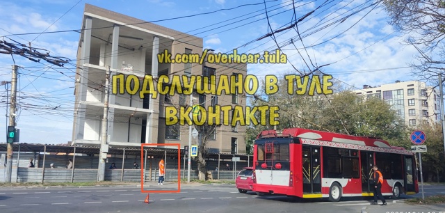 На улице Дмитрия Ульянова у троллейбуса что-то оторвал...