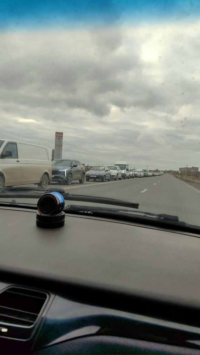 Подписчики в нашем чате делятся фото очереди на Гуковс...