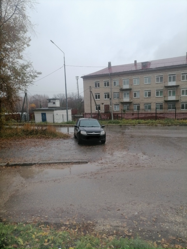 Странная девушка водитель, машину ставит, как ей удобн?...