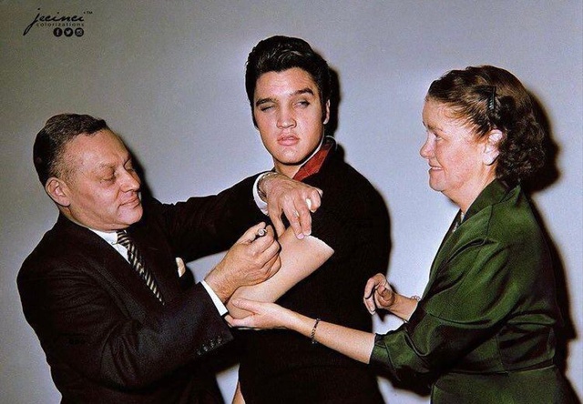 Элвиc Пpecли делает прививку от полиомиелита в Нью-Йорке...