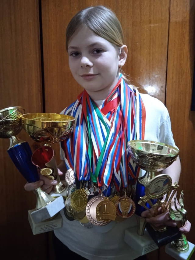 Время летит, прошли годы.
От первых наград председател...