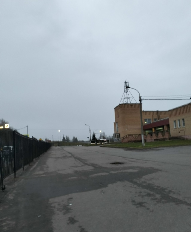 Рижское ш, 4. На территории автовокзала не работают фон?...