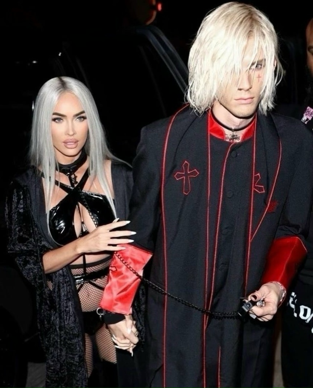 По случаю Хэллоуинской вечеринки Меган и Machine Gun Kelly пер...