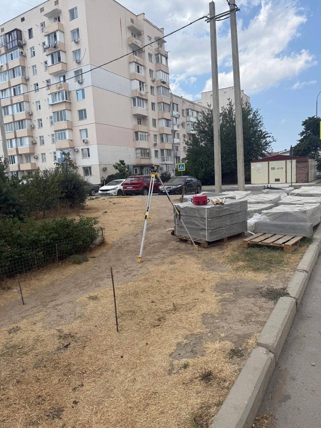 Вдоль домов № 81 и 83 по проспекту Победы ведутся работы ...