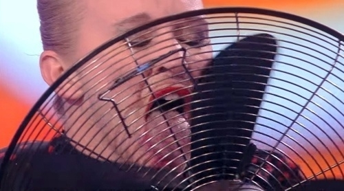 Циркачка Зоя Лямур (Австралия), ради мирового рекорда, ?...