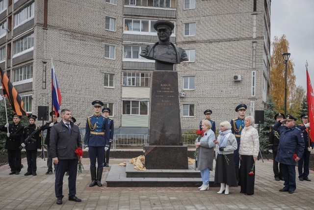 В РЫБИНСКЕ НА ОБНОВЛЕННОЙ ПЛОЩАДИ ЖУКОВА ОТКРЫЛИ ПАМЯ?...