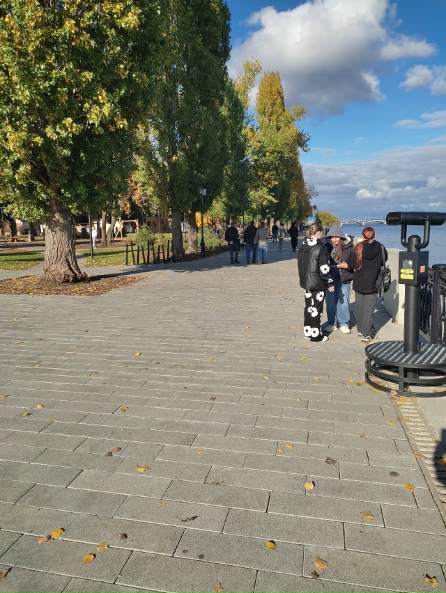 День вчера был хорош. Только тени уже длинные... Ещё обя?...