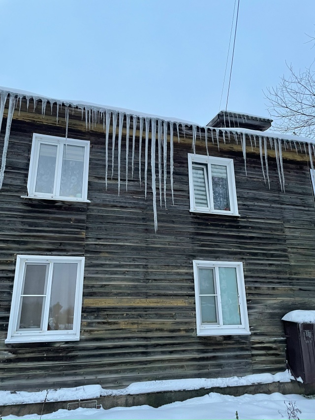 Давайте челлендж, кто сфоткает больше сосульку, чем эт?...