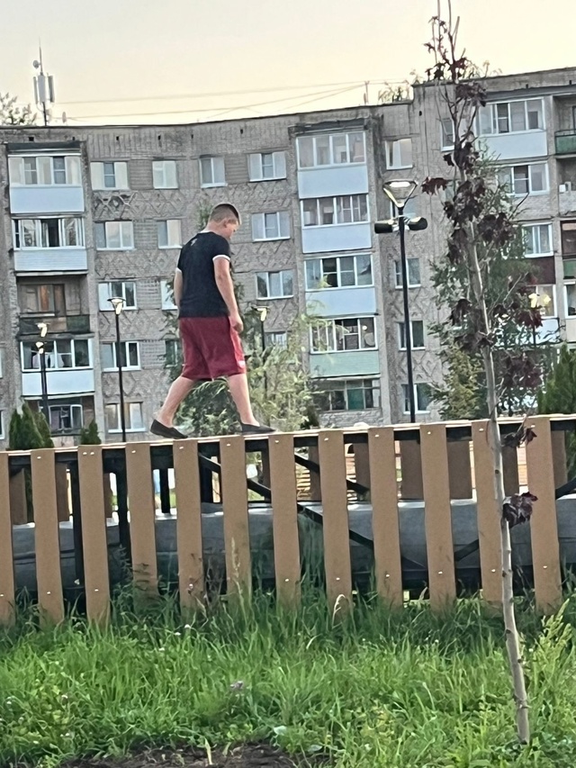 Какие-то дети лазают по трубам, вот я не пониаю дети не ?...