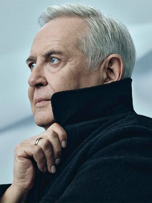 Юрию Стоянову действительно идет стареть
Он доказыв?...