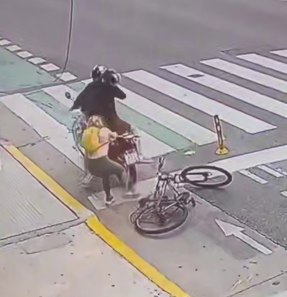 В Аргентине двое мужчин на мотоцикле решили ограбить д...