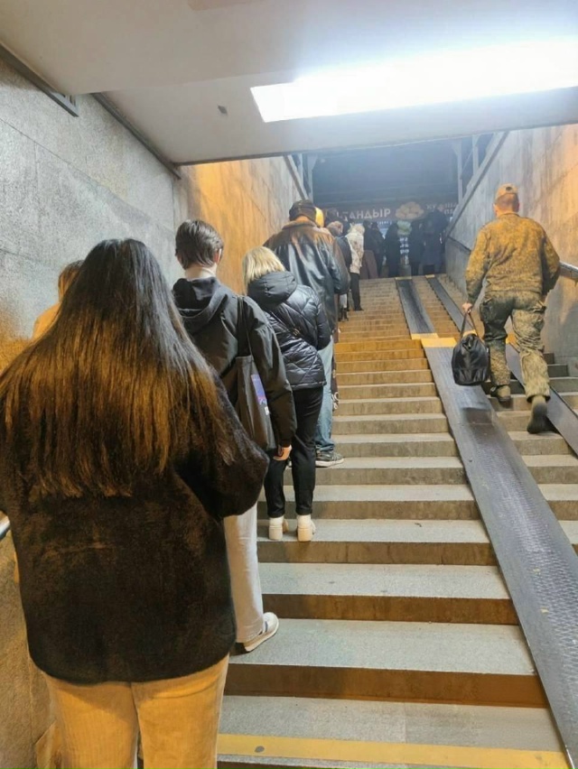 У метро «Девяткино» образуются большие очереди на мар?...