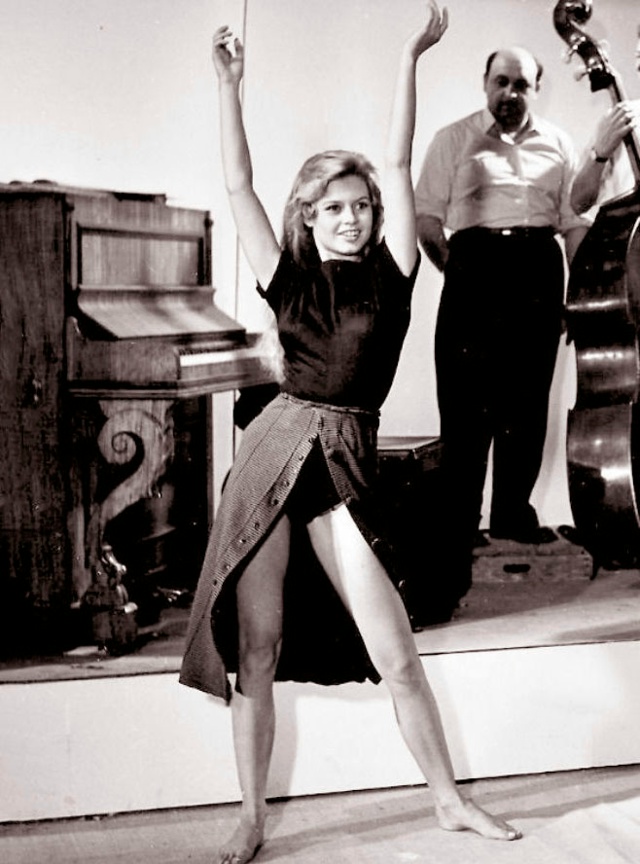 Бpижит Бapдο нa cъёмκax фильмa 