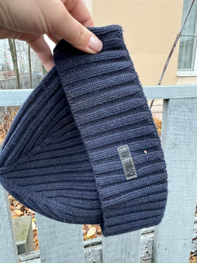 Доброе утро. Чей- то ребенок утром потерял шапку около 3...