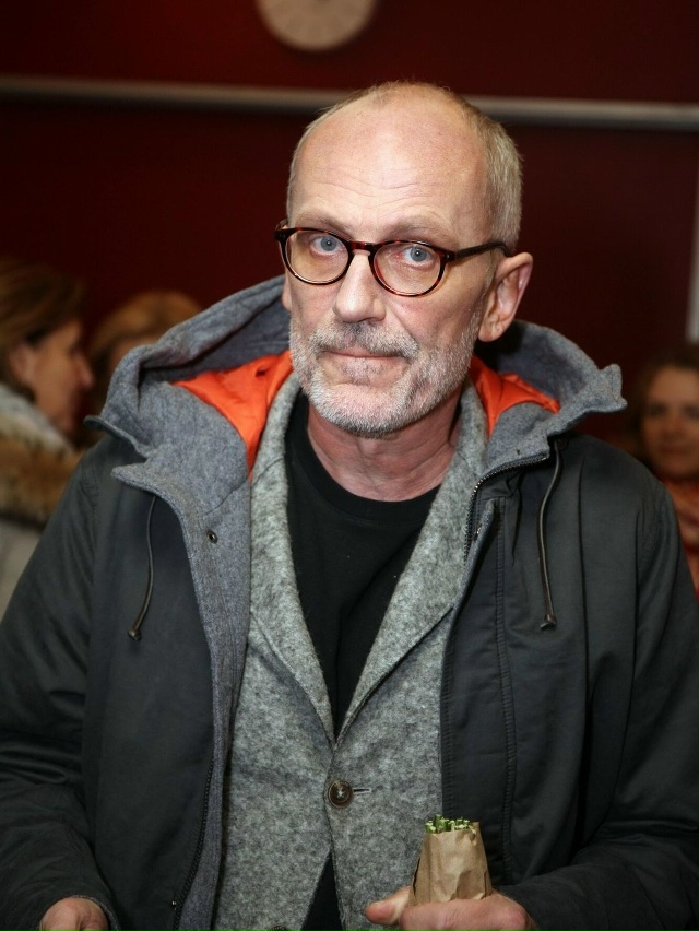 Александр Гордон вышел в свет с молодой супругой
На п...