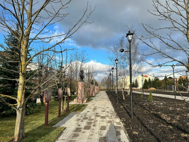 Сквер «Аллея Героев» в Можайске около Багратиона прео?...