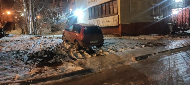 На побелевшей от снега траве, в нарушение всех правил, ?...