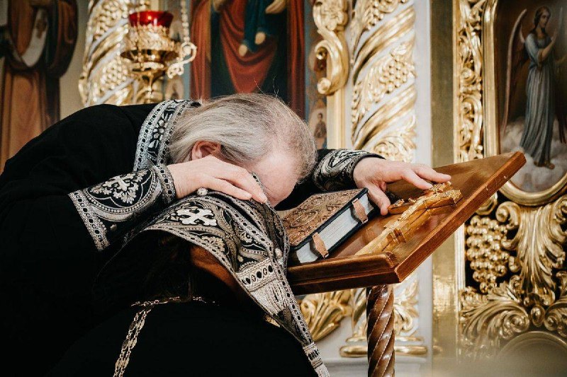 ⛪️ Батюшек вместо психологов всё чаще выбирают россияне
Сеанс у психолога стоит 15 000₽, а высказа