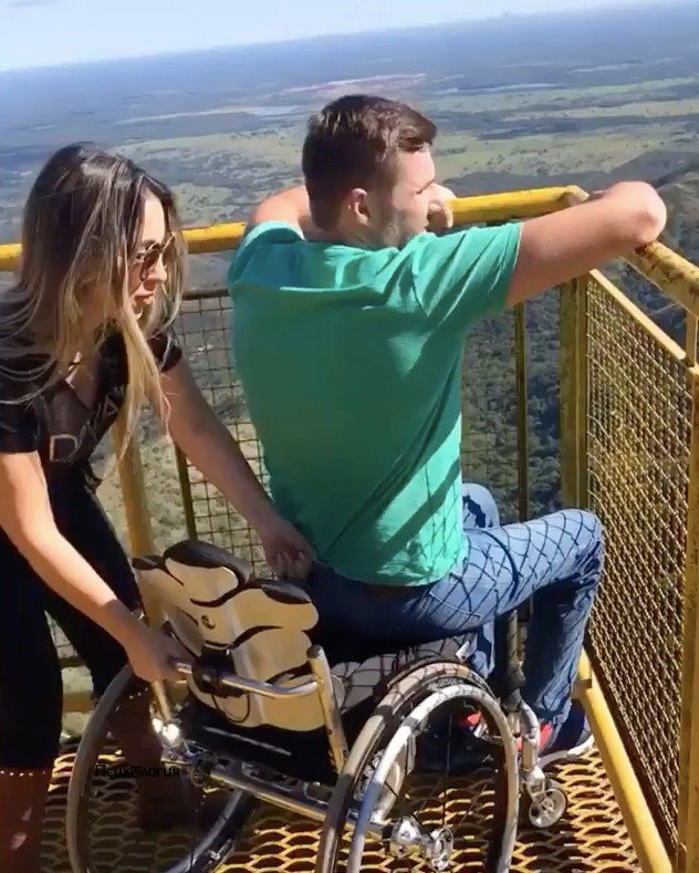 Каждый человек заслуживает счастья и любви!
Она подни...