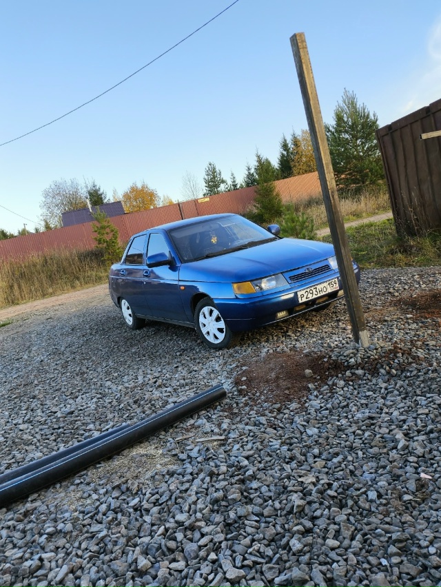 Сегодня ночью угнали машину ваз 2110. Машина находилась ?...