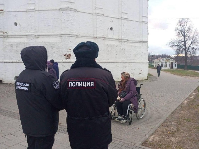 Возле Троице-Сергиевой Лавры произошло чудо — женщина на инвалидной коляске, увидев полицейских, сра